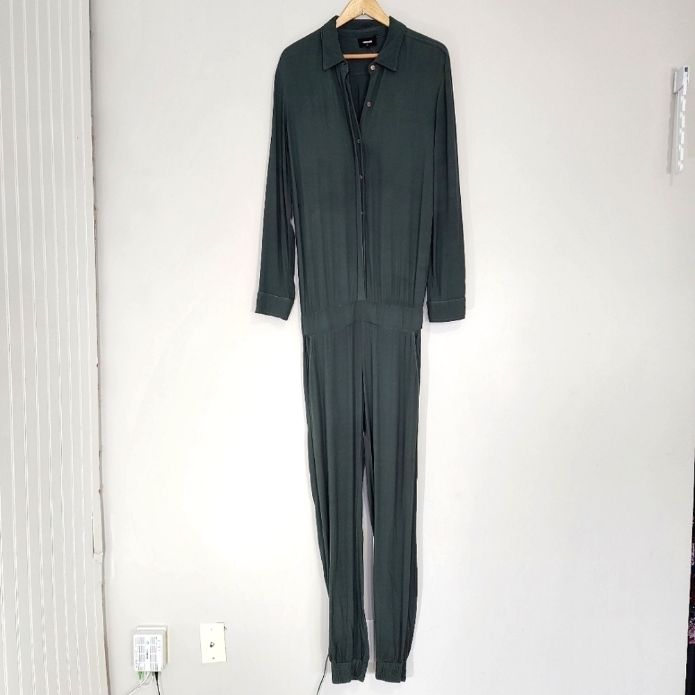 Monrow CREPE LONG SLEEVE JOGGER JUMPSUIT IN CAMO - Picture 4 of 15